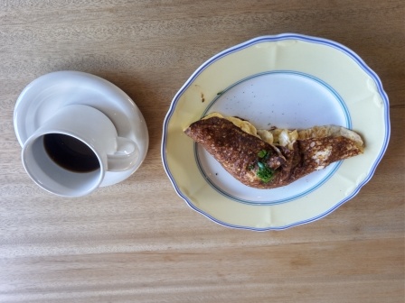昼食　サンデイズフード　えびとアボガドの山芋焼きとホットコーヒー