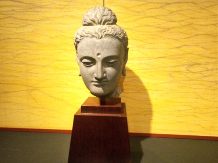 平山郁夫シルクロード美術館　紀元2、3世紀のガンダーラの仏さんは男前