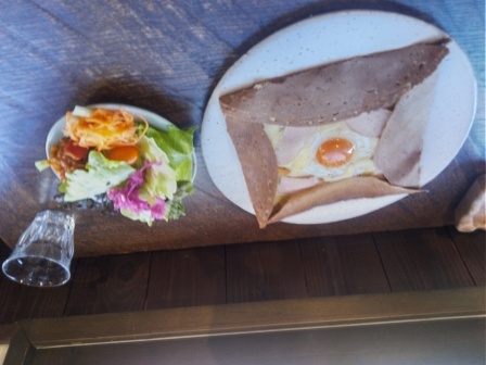 昼食　ジョンジーナ　私の頼んだガレット・コンプレット