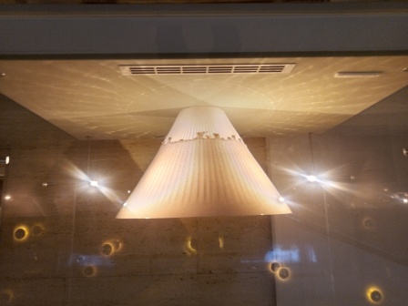 エントランスの星野友幸展の陶芸は淡いピンクで彩られていた