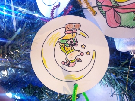 美術館のクリスマスツリーを飾る上さんの塗り絵