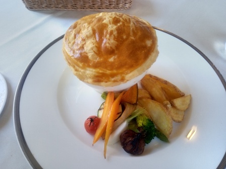 鬼手長海老と真鯛、サーモンのグラタン仕立て　パイ包み焼き