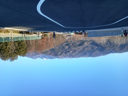 韮崎中央体育館玄関より、南アルプス