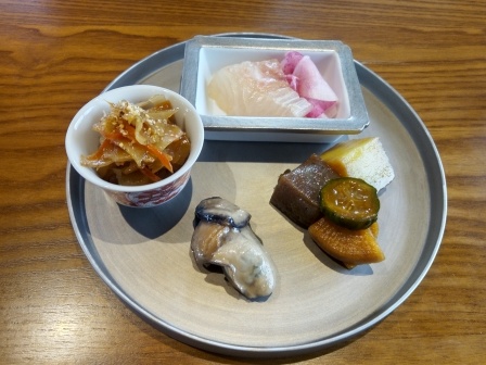 昼食　PAUSE　前菜　鯛のお造り、菊芋、牡蛎など