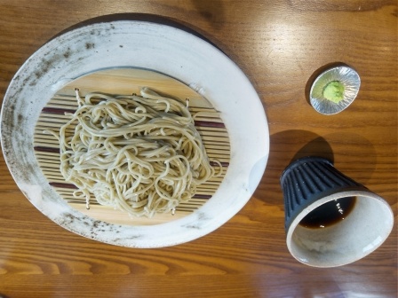 私の頼んだモリそば、上さんはかけそばを注文